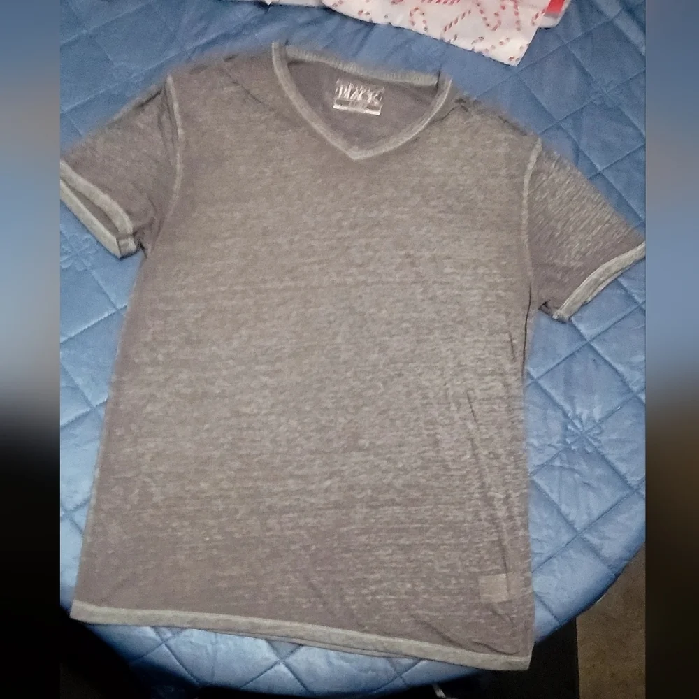 Mens Buckle Black V-neck Tshirt. Gray With Heather Pattern. Size XL - Picture 4 of 10